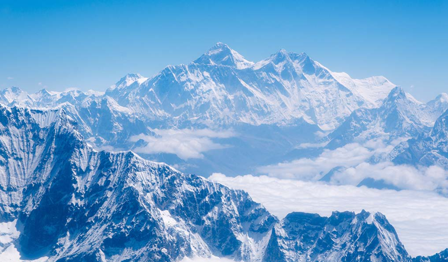 how much does mount everest weigh