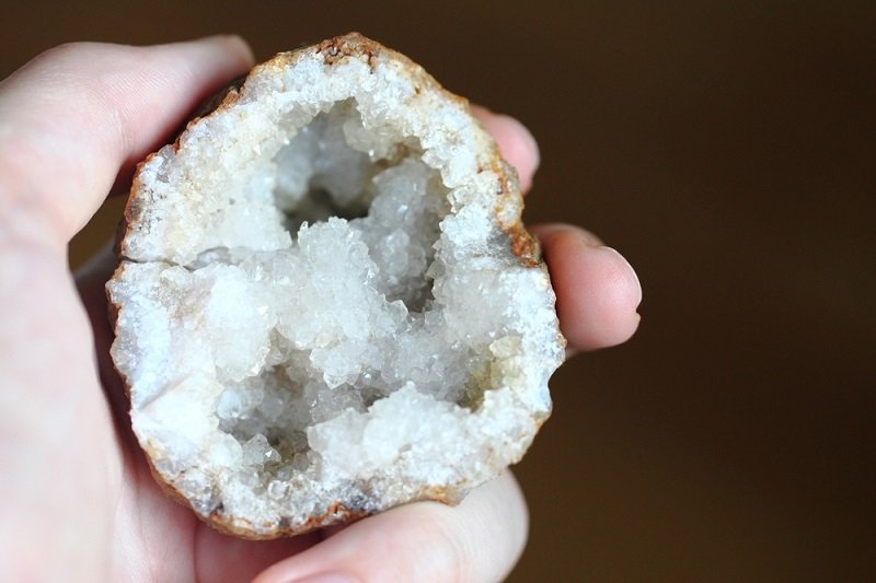 how to tell if a rock is a geode