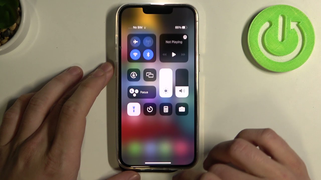 how to turn off flashlight on iphone 13