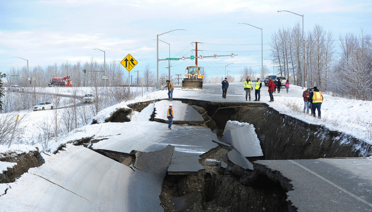 which source provides the energy that causes most waves to form? currents earthquakes sunlight wind