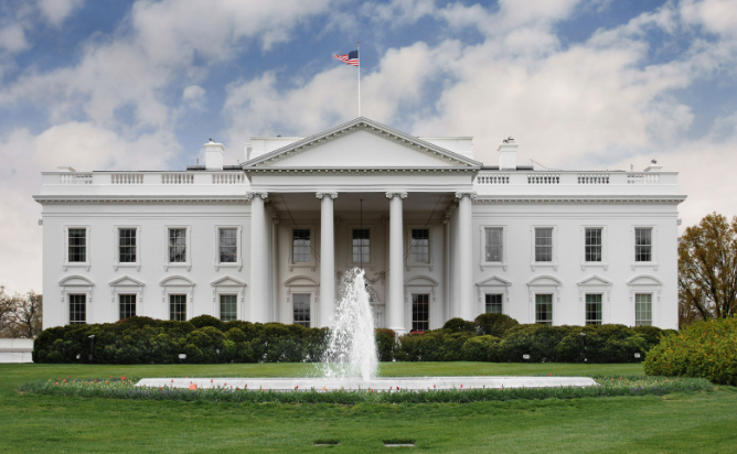 how many square feet is the white house