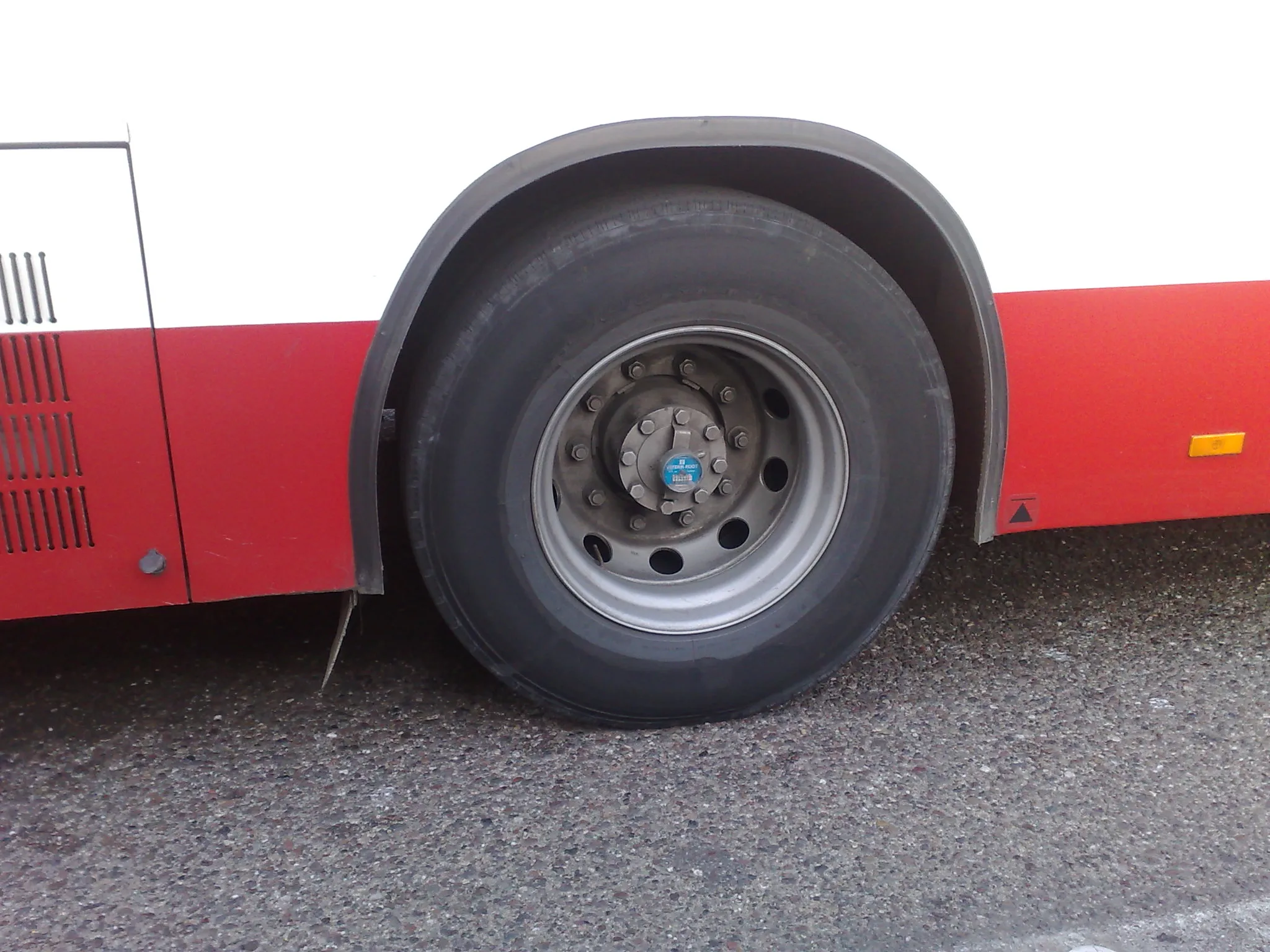 how many tyres in bus