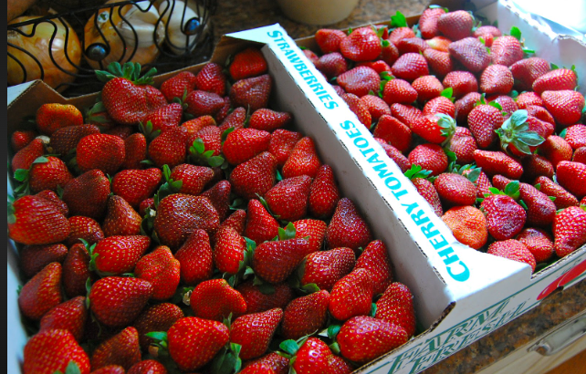 how many strawberries in a pound
